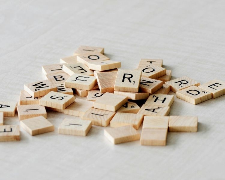 Services relecture Lettres de Scrabble éparpillées.
