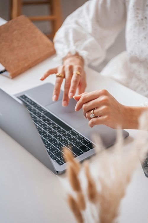 Traduction freelance tech marketing Traductrice tapant sur son clavier d'ordinateur portable